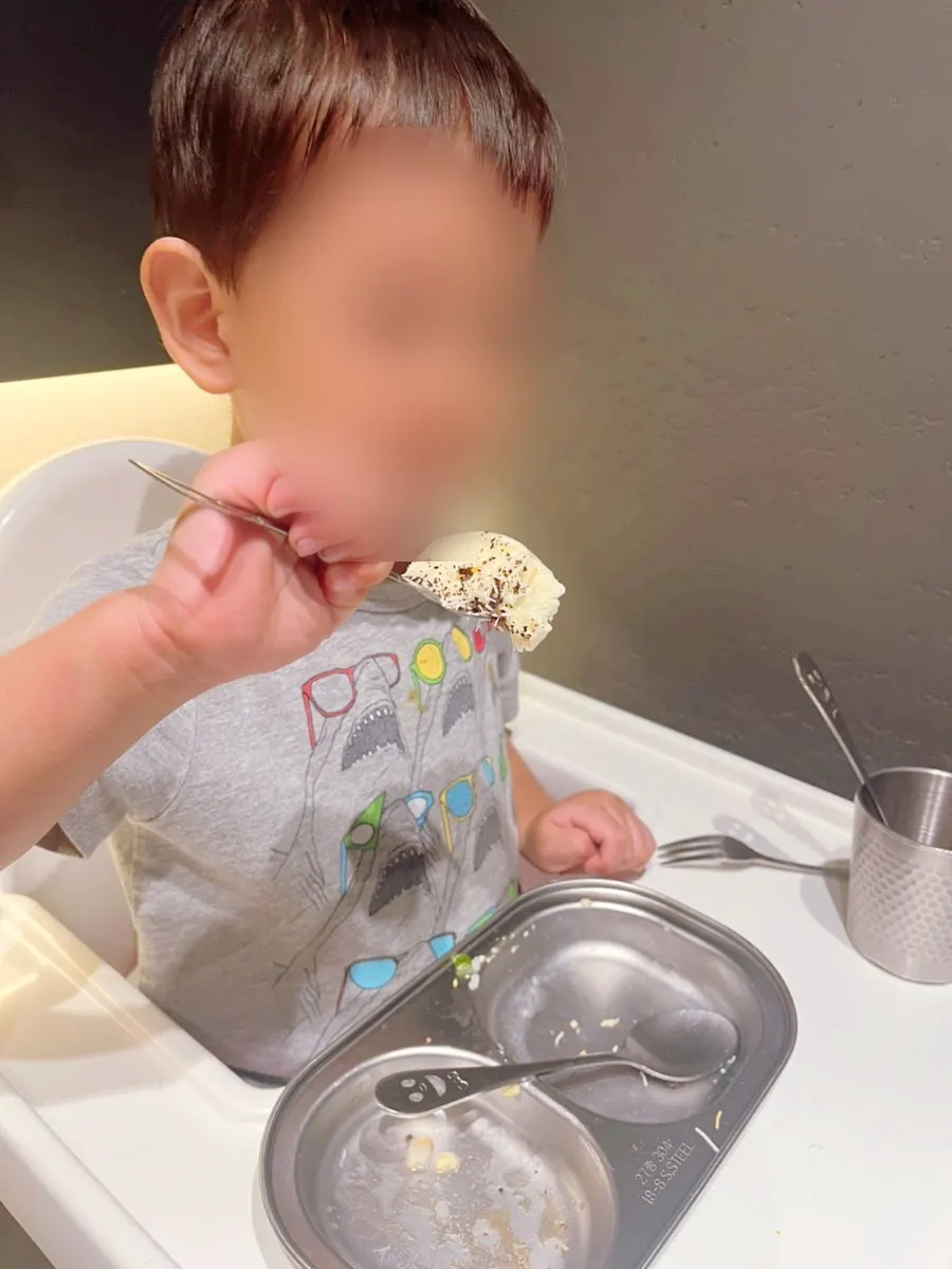 아이스크림을 먹는 아이와 마무리 테이블