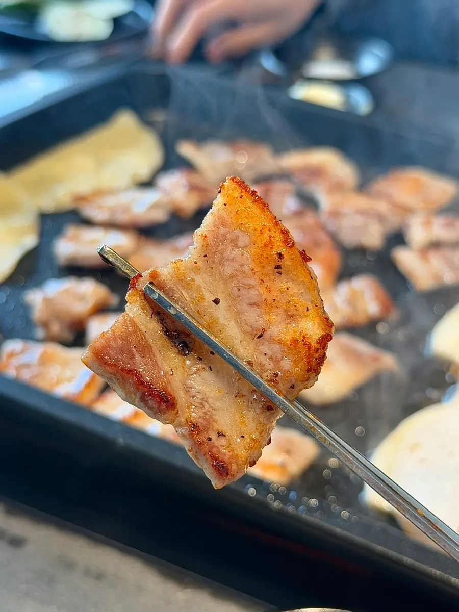 김치와 고사리, 무생채를 함께 올린 불판