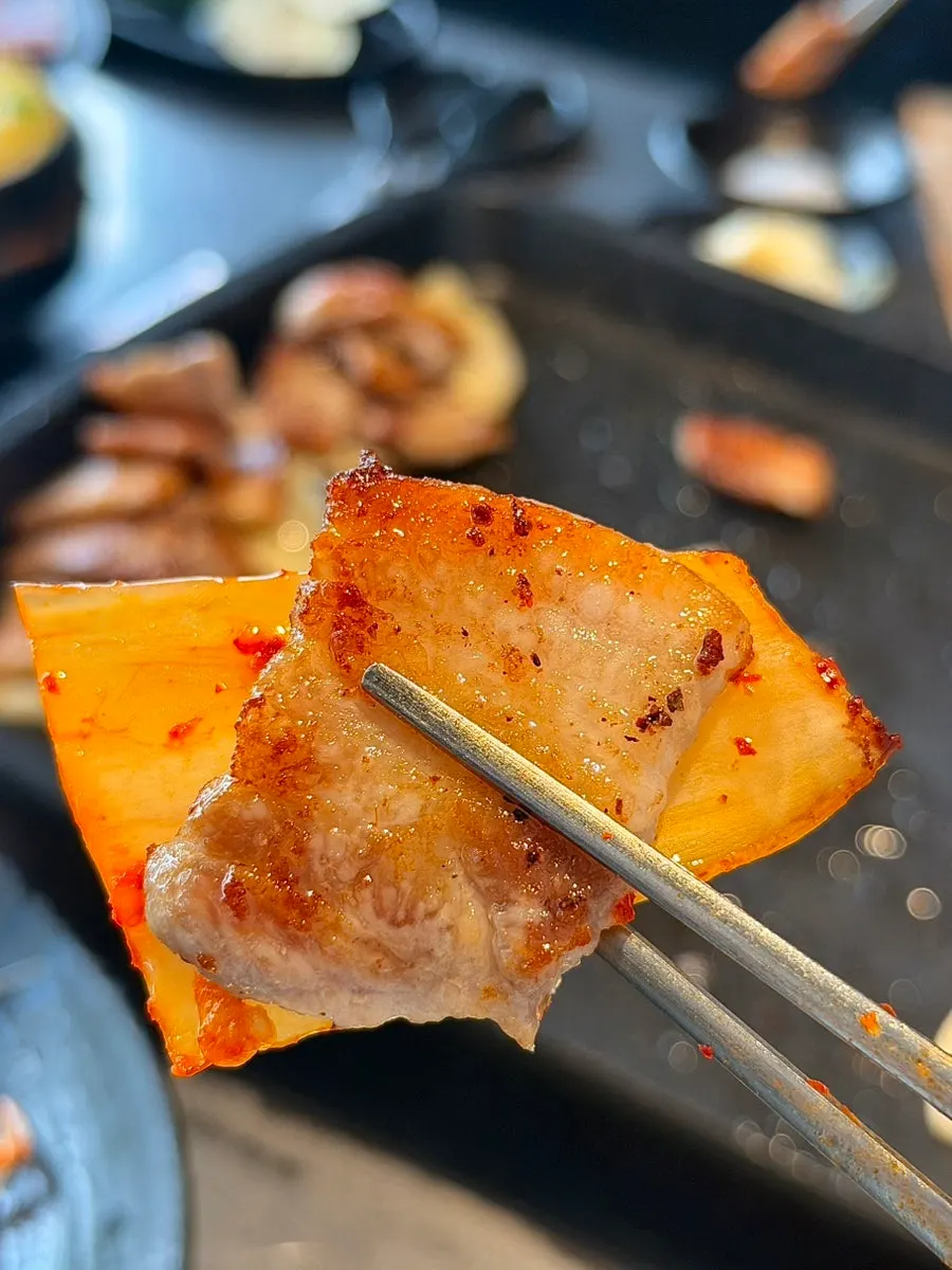 상추에 고기와 두바이쌈장 올린 쌈