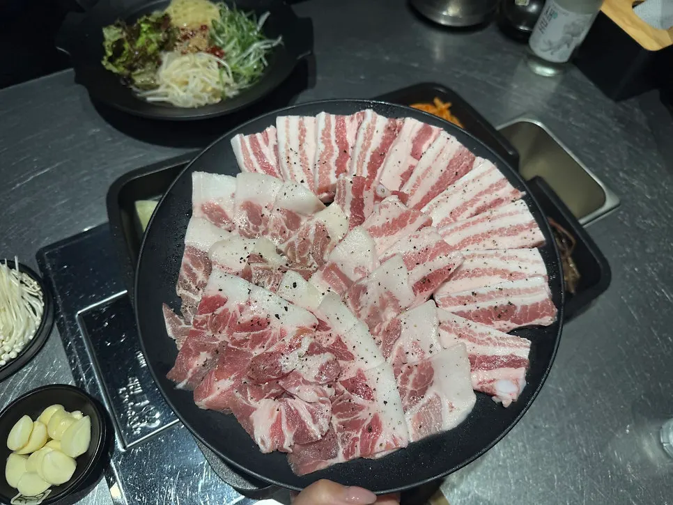 Several cuts of pork on the 600g assorted hanwoo pork platter
