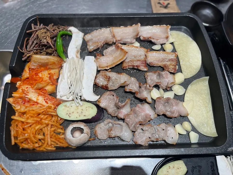 Close-up of meat grilling on Taedon's tabletop pan