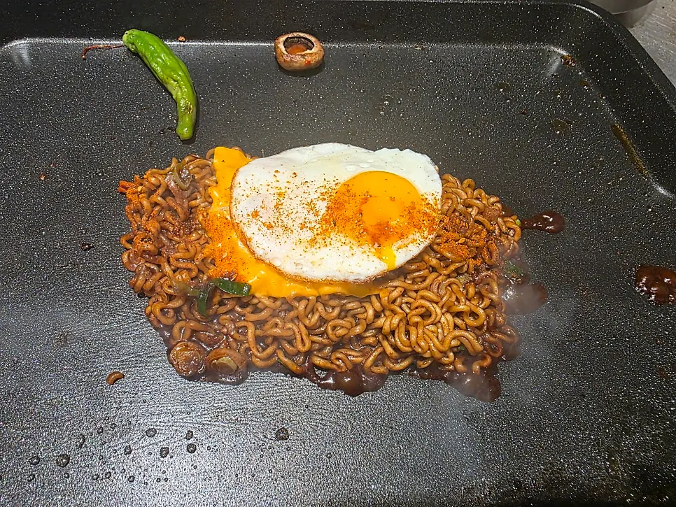 Jjagyechi frying on the grill