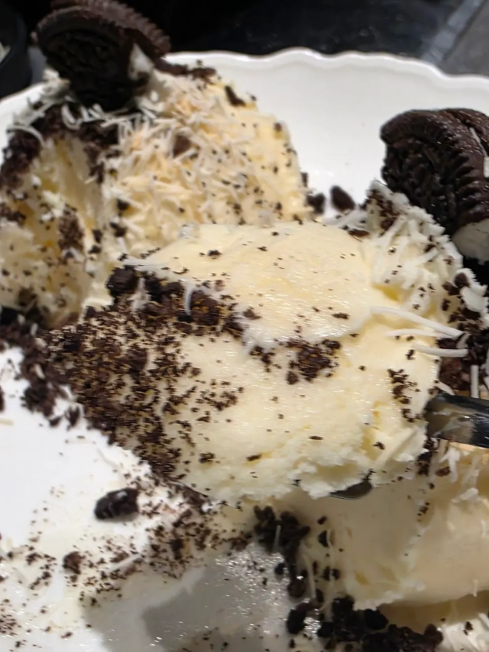Vertical shot of the kadayif ice cream dessert