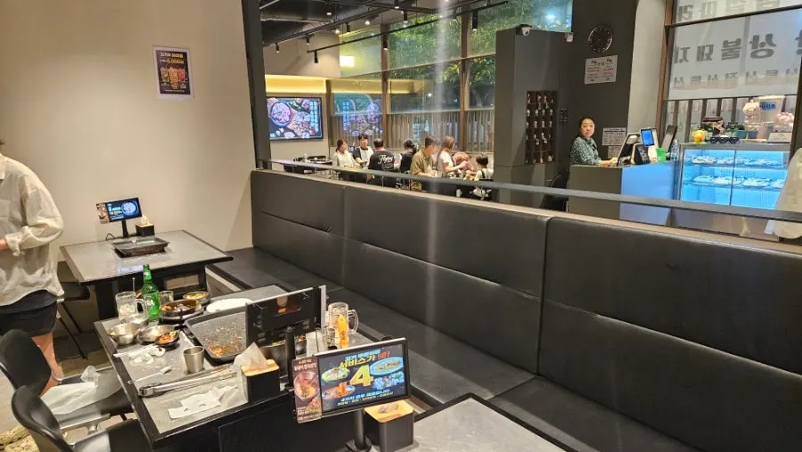 쌈과 곁들임이 준비된 태돈 테이블