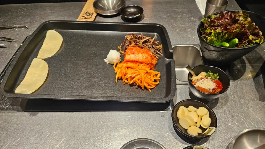 납작만두가 포함된 한돈 기본 상차림