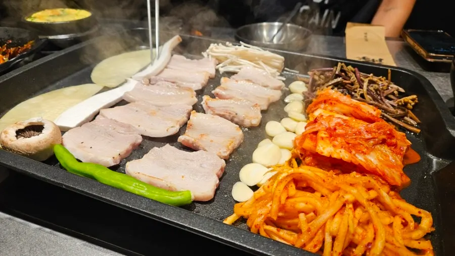 고기와 함께 주문한 맥주 한 병