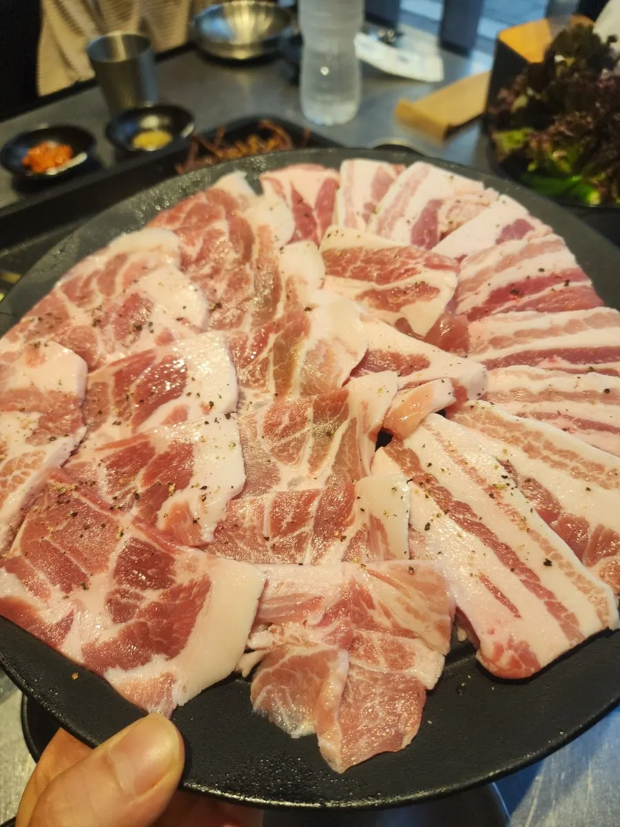 400g assorted hanwoo pork platter on the grill
