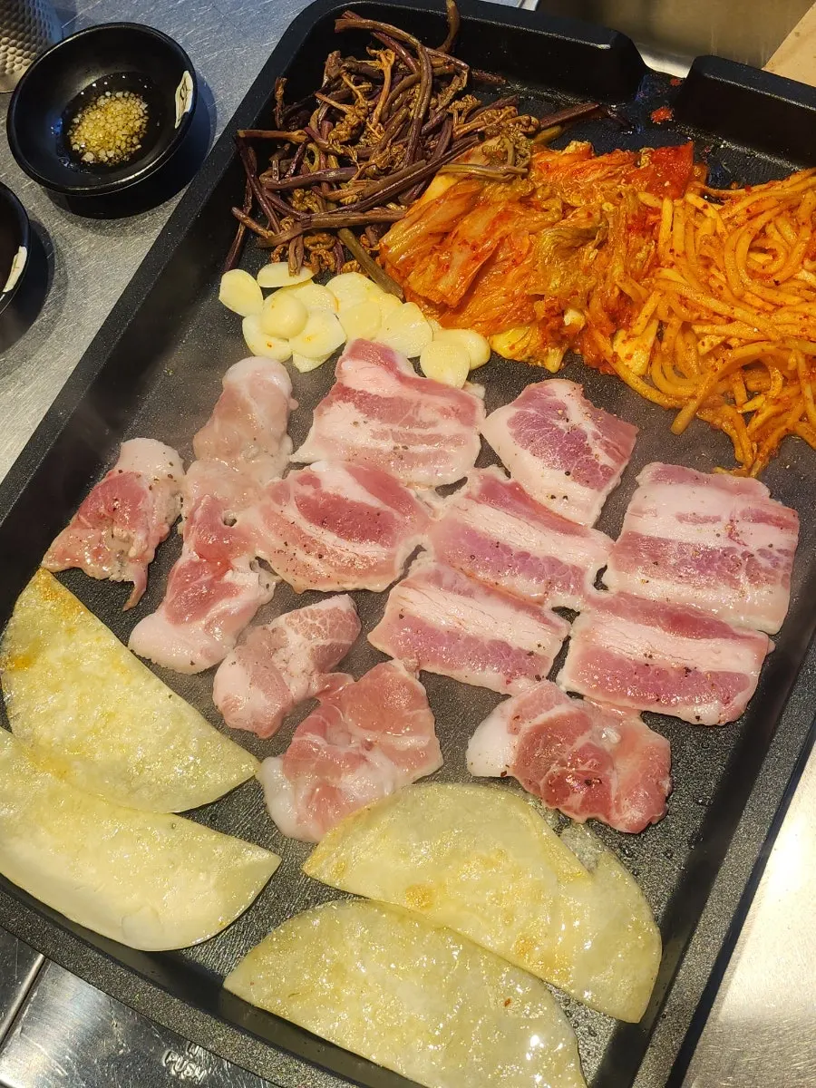 Assorted hanwoo pork with belly and kkodeulsal together
