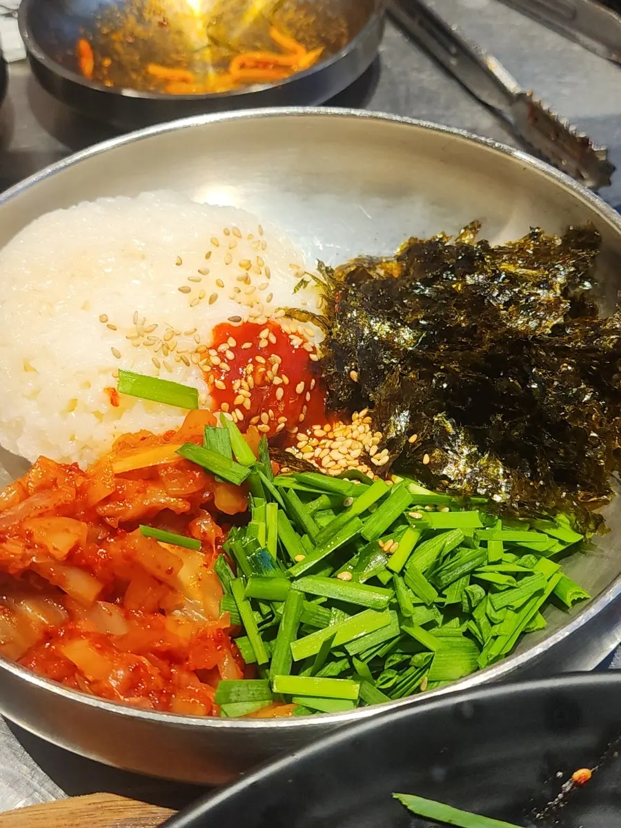 Cheese self-fried kimchi rice cooked on the grill
