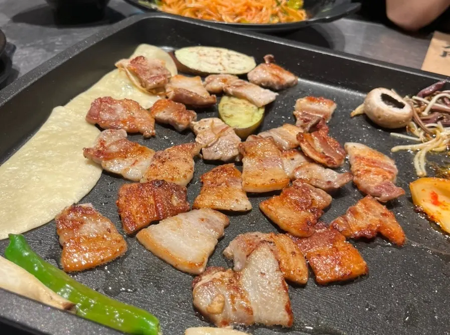 노릇하게 구워진 삼겹살 한 점