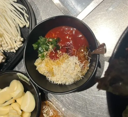 카다이프가 수북이 올라간 두바이 쫀득쌈장