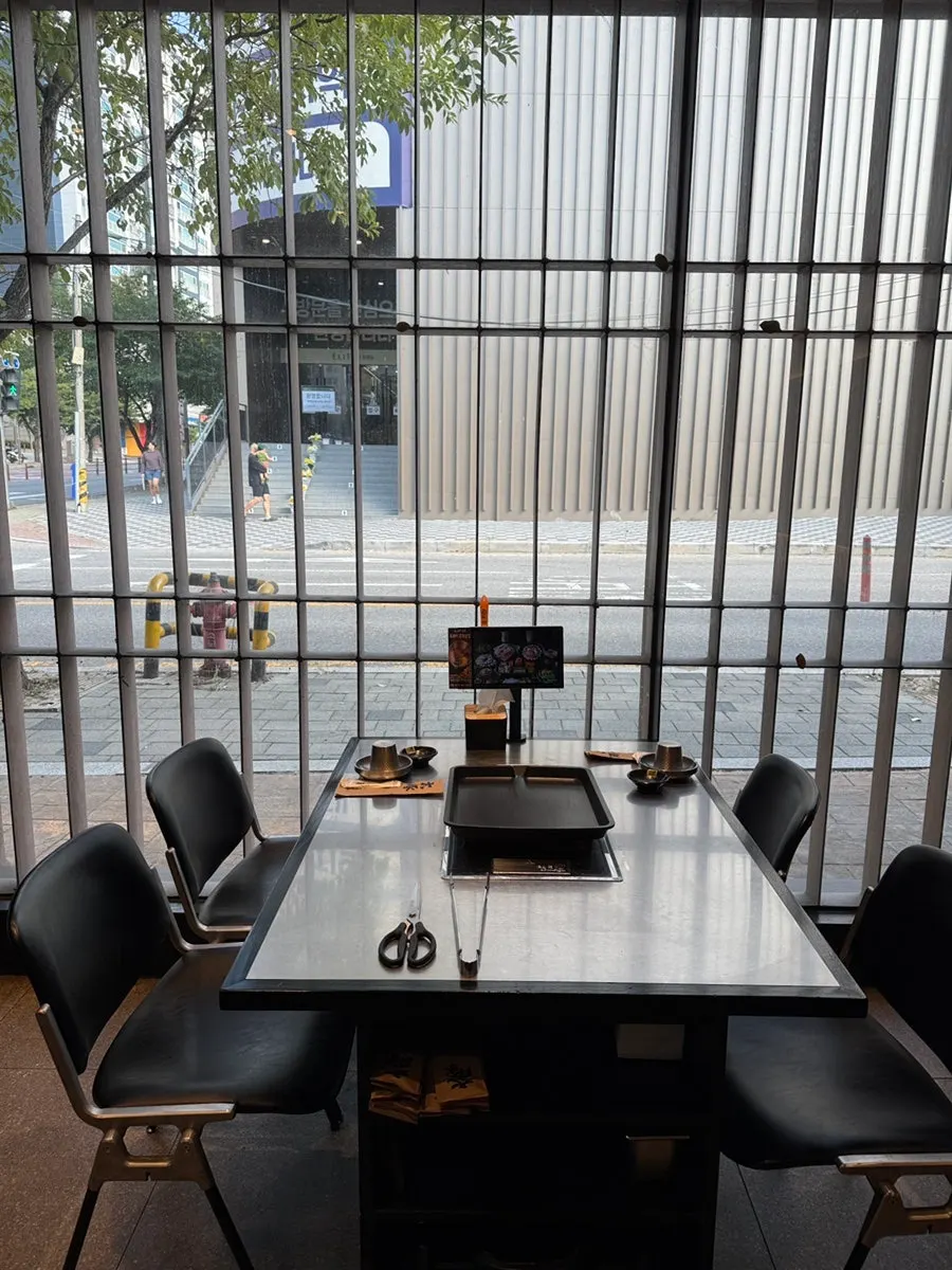 Pleasant, polished seating area at Taedon