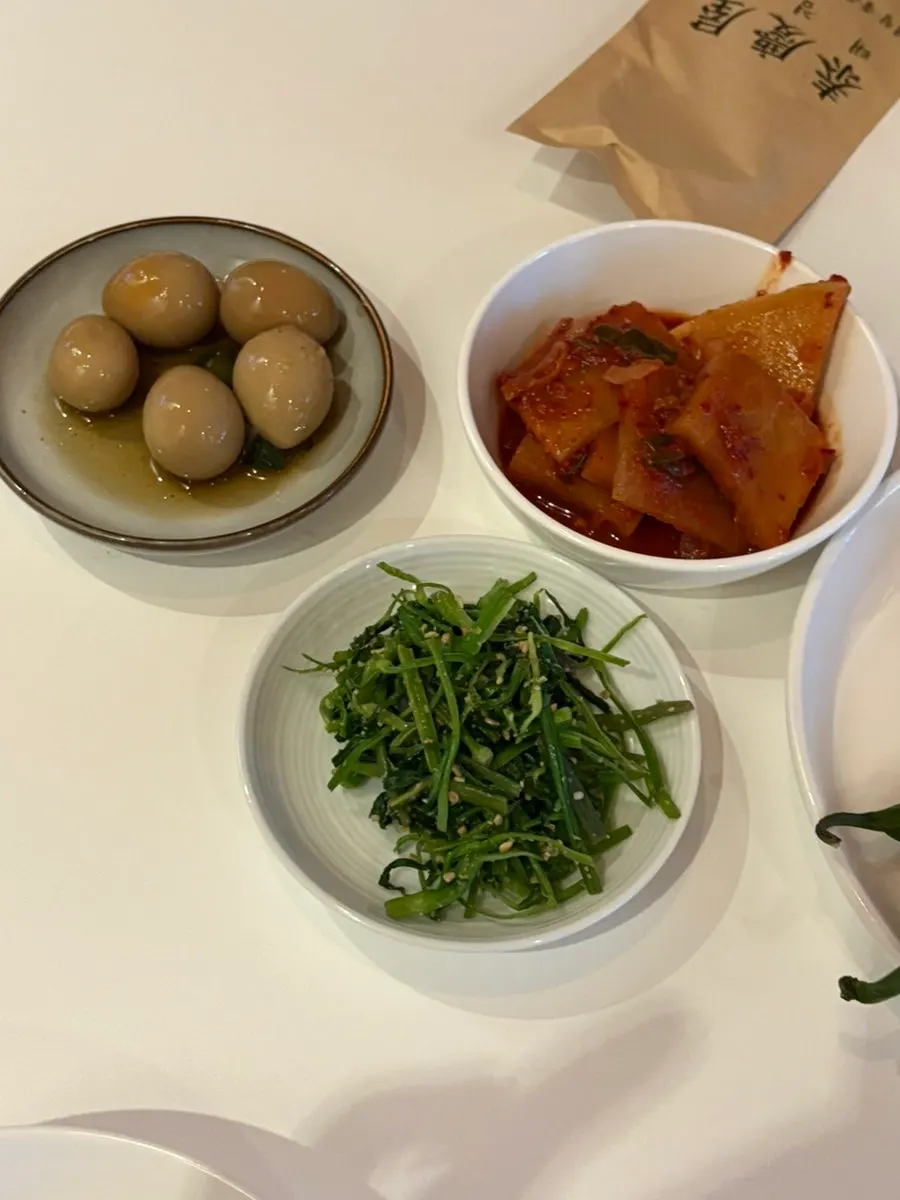 Basic side dishes served at Taegyeongok