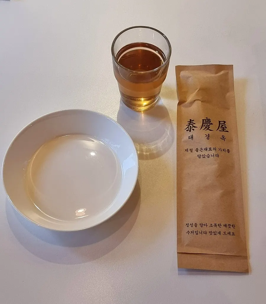 Table setting and hutgae tree tea water at Taegyeongok