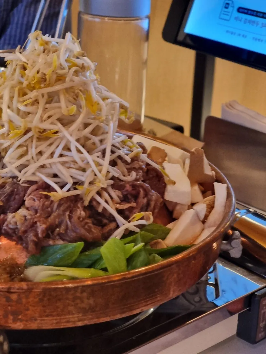Large Seoul-style bulgogi table setting at Taegyeongok