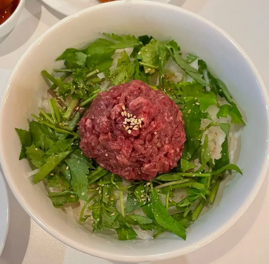 Taegyeongok's hanwoo yukhoe bibimbap with side dishes