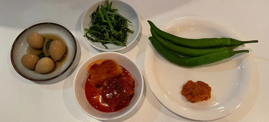 Taegyeongok's basic side dish spread