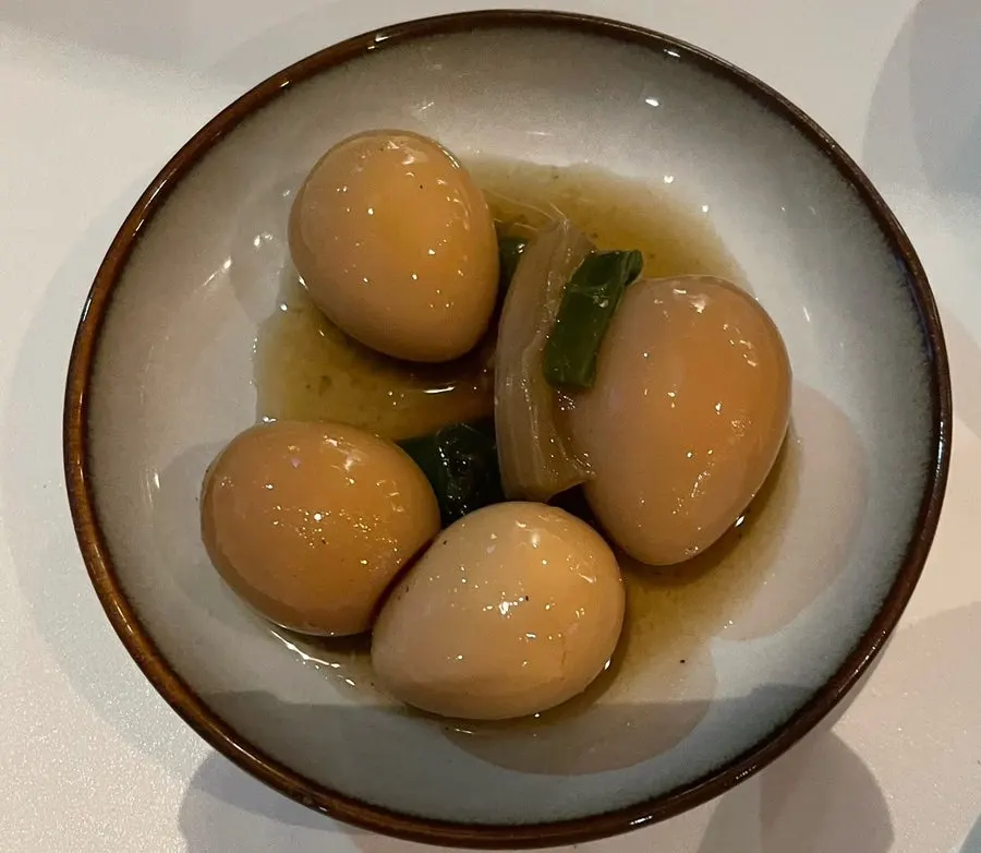 Braised quail eggs, spinach and other side dishes