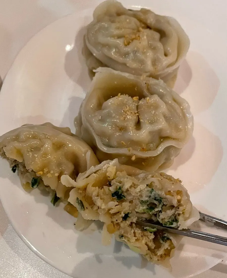 Half-and-half dumplings made of meat and kimchi dumplings