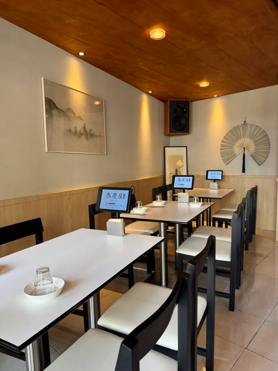 Taegyeongok's clean, tidy dining hall
