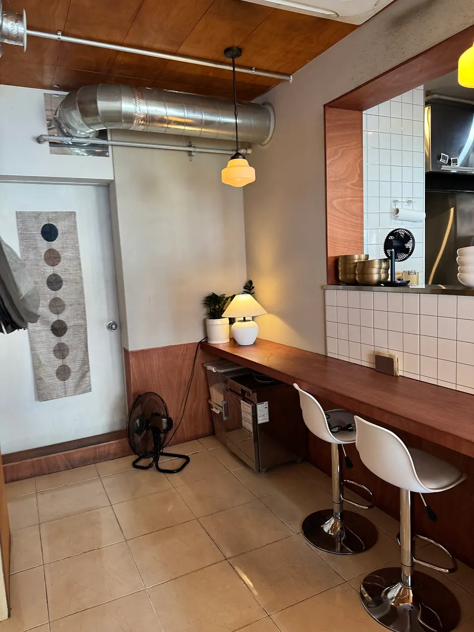 Table setup at Taegyeongok including group seating