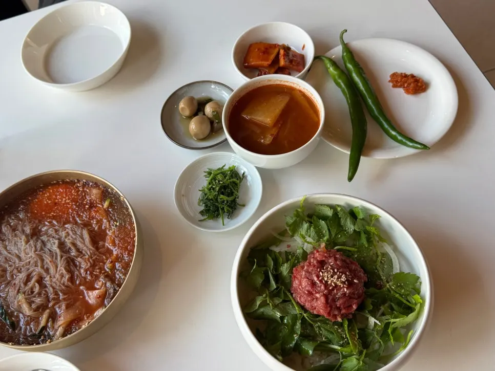 Side dish plate with namul and peppers
