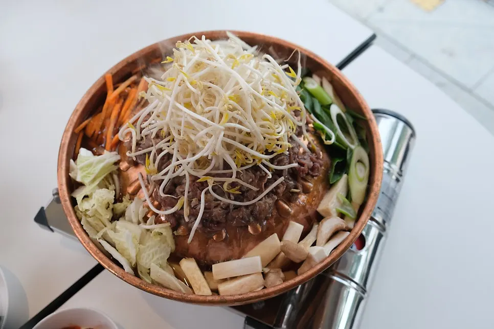 Small Seoul-style bulgogi hot pot on the grill at Taegyeongok
