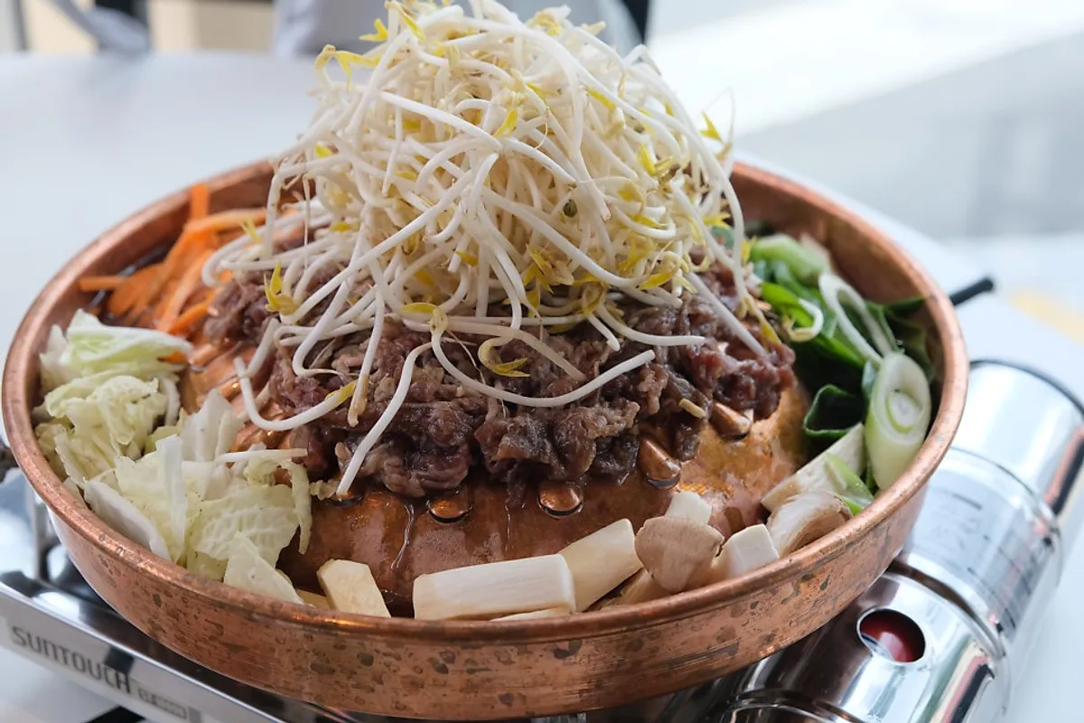 A mountain of Seoul-style bulgogi piled up at Taegyeongok