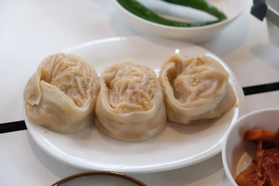 Taegyeongok's six-piece dumplings, meat and kimchi varieties