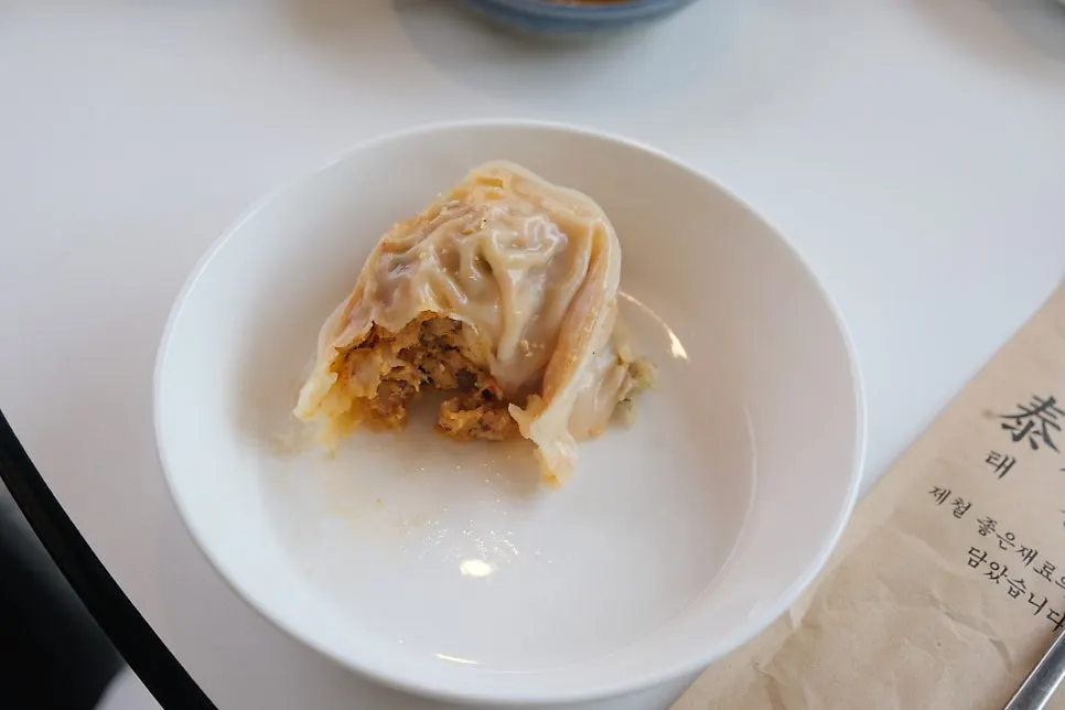 Taegyeongok's bulgogi and dumplings served together for lunch
