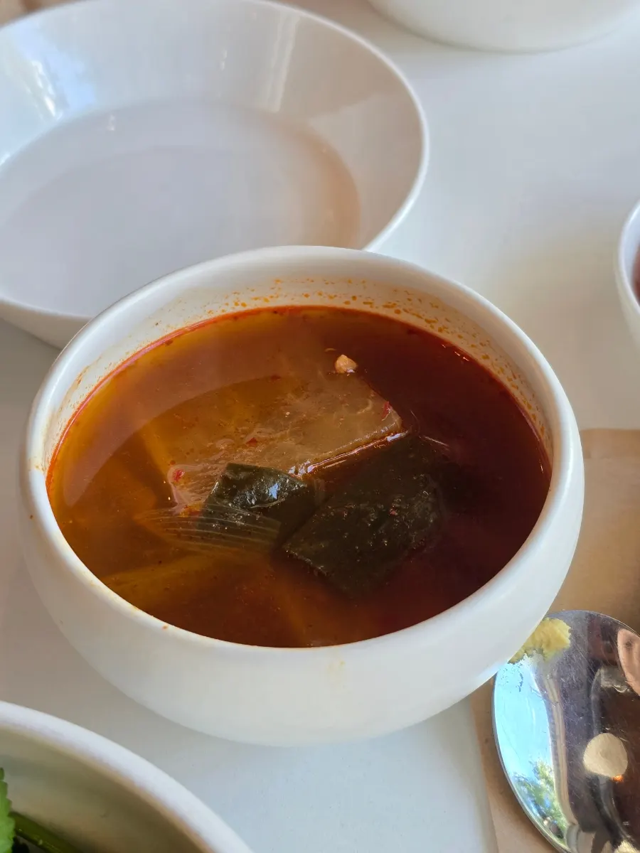 비빔밥과 함께 나온 작은 소고기 국밥