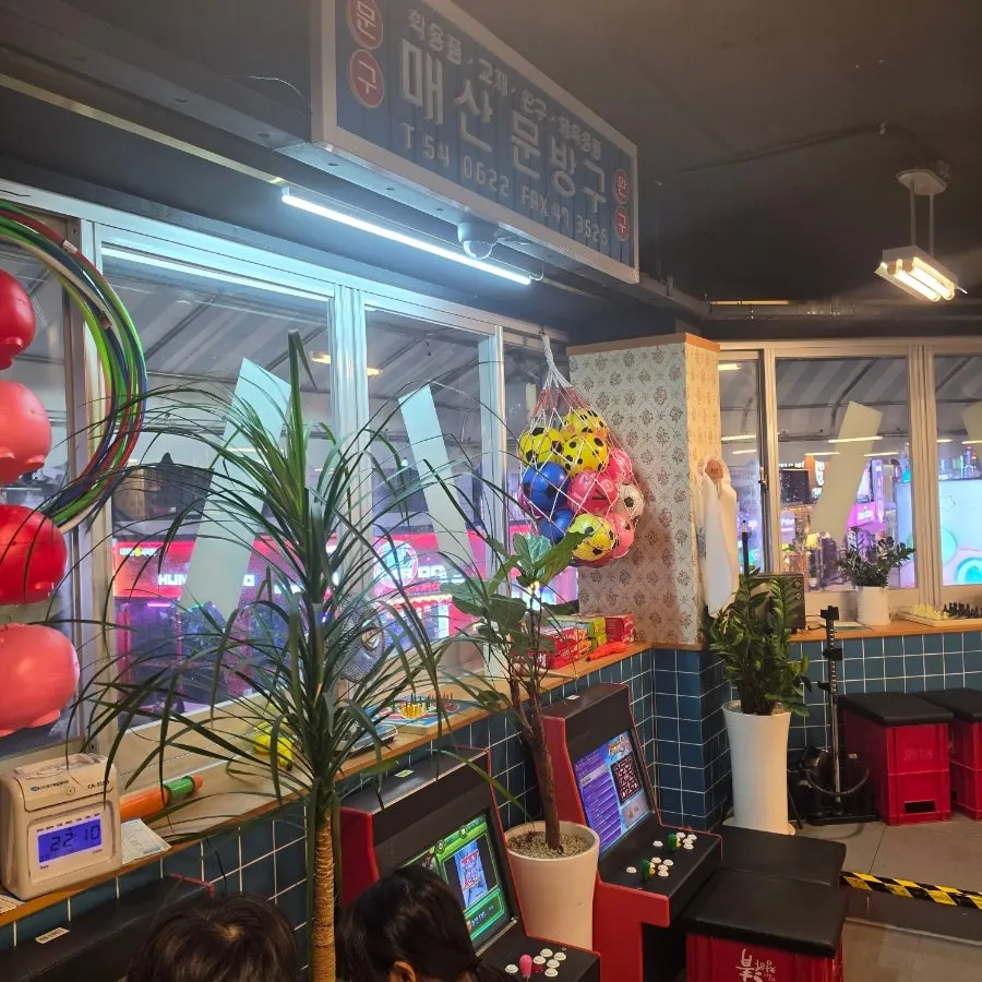 Retro-style interior of Taejang Sikdang Suwon Station Branch