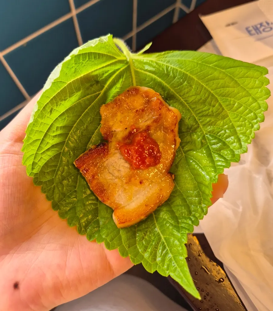 고기와 반찬이 함께 놓인 불판 위 상차림