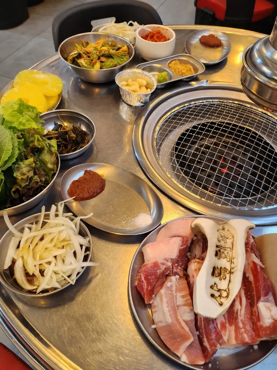 셀프 코너에서 챙겨온 반찬과 쌈채소