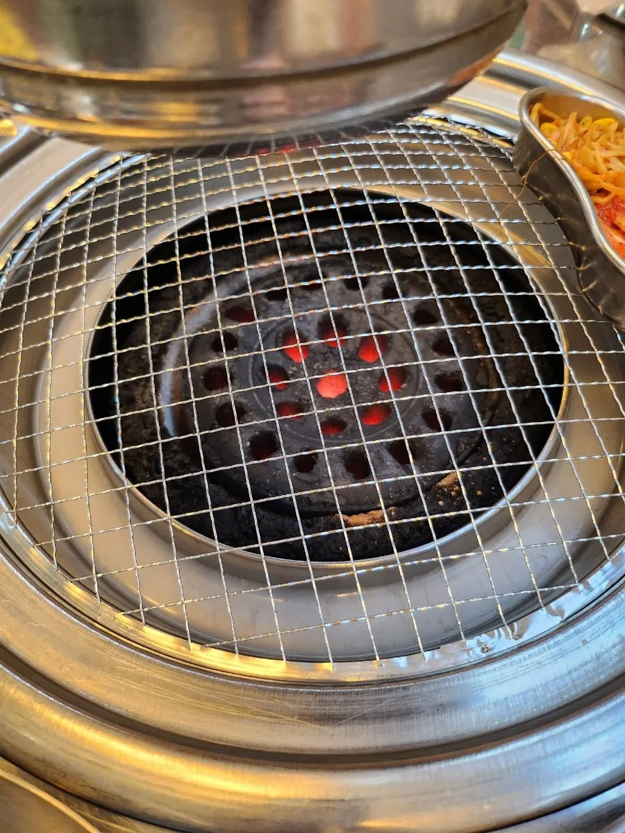 불판 위에 올려둔 김치와 콩나물무침