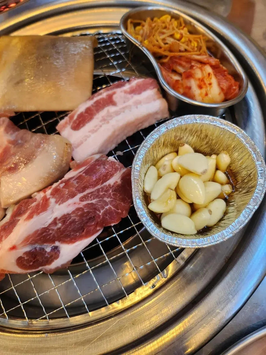 부위별로 담긴 생고기 접시 클로즈업
