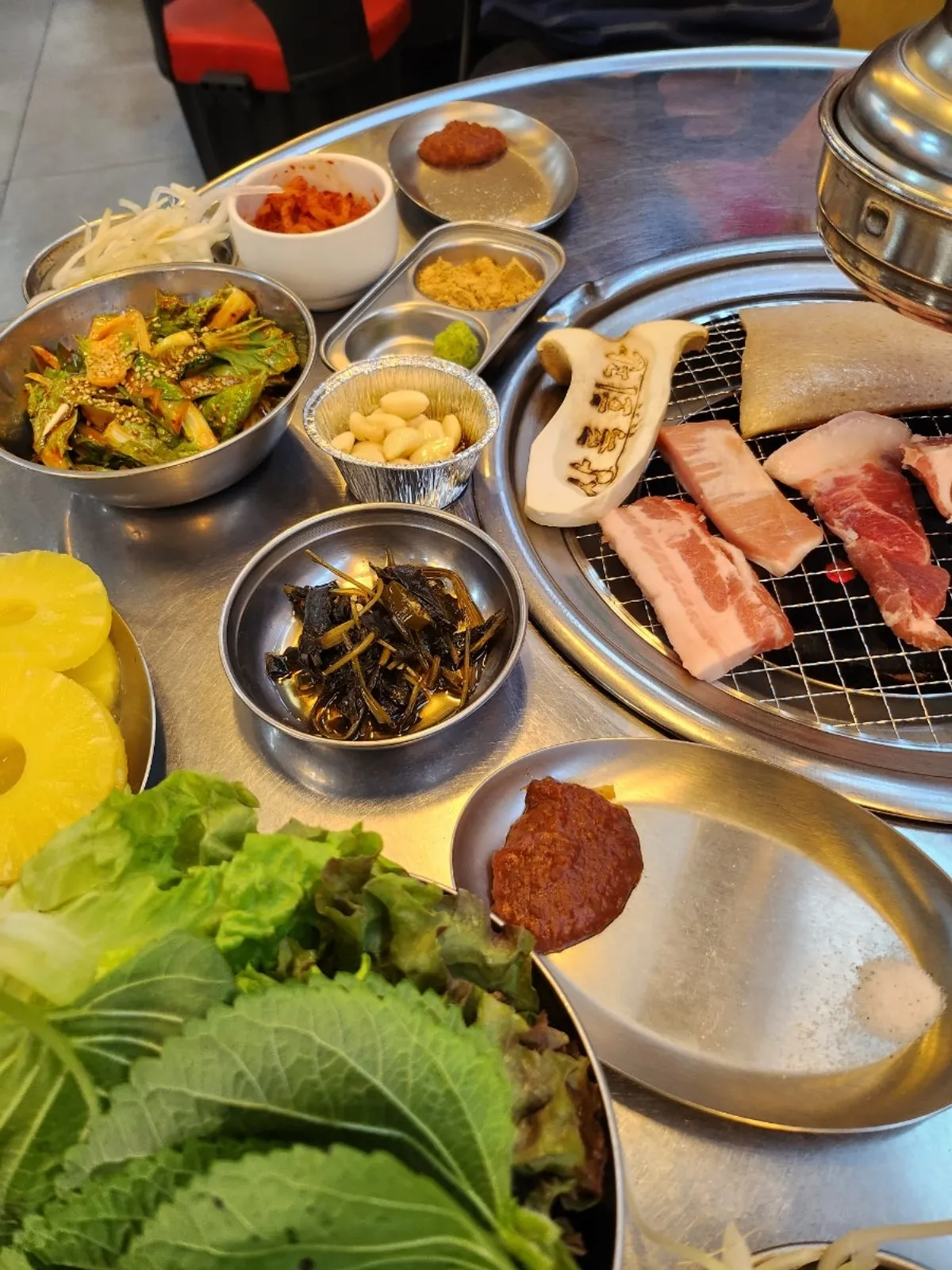연탄불 석쇠에 올린 돼지고기