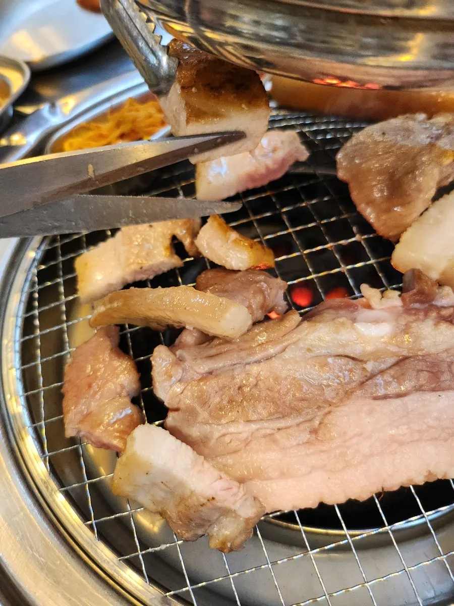 연탄불에서 구워지는 삼겹살과 목살