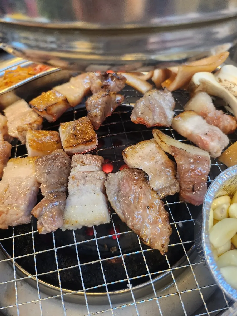 잘라 올린 두툼한 고기와 돼지껍데기