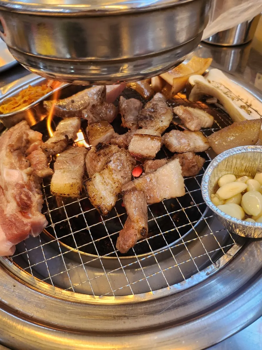 화력이 세진 연탄불에 빠르게 익는 고기