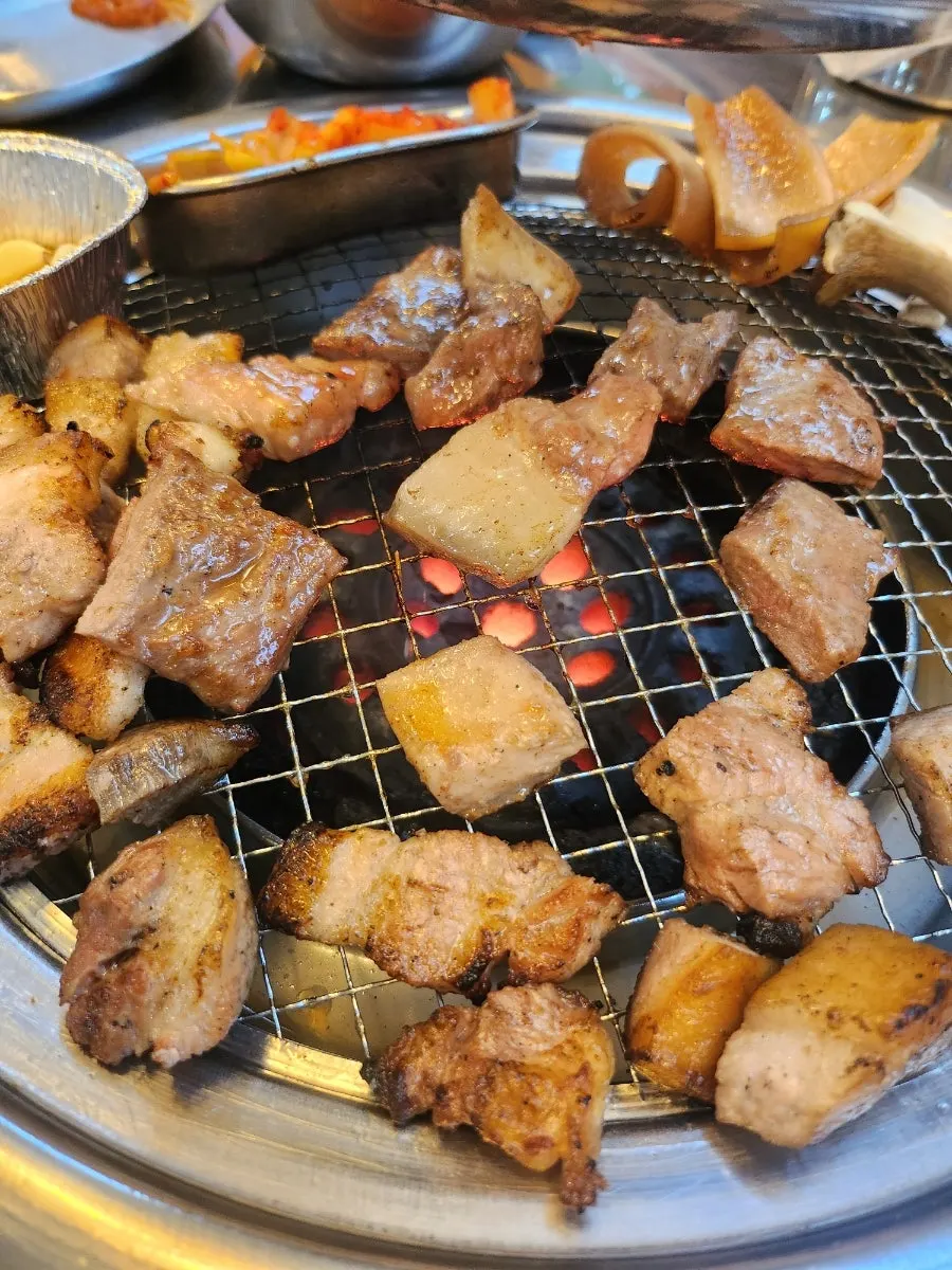 노릇하게 구워진 돼지고기