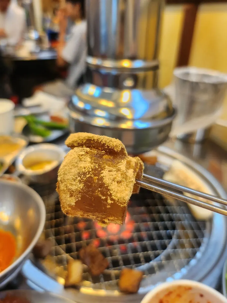 쌈채소에 싸 먹는 연탄구이 고기