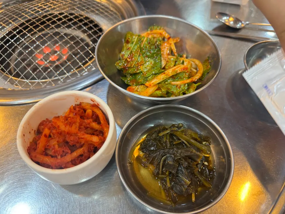 상추 겉절이·무생채·명이나물 기본 반찬 상차림