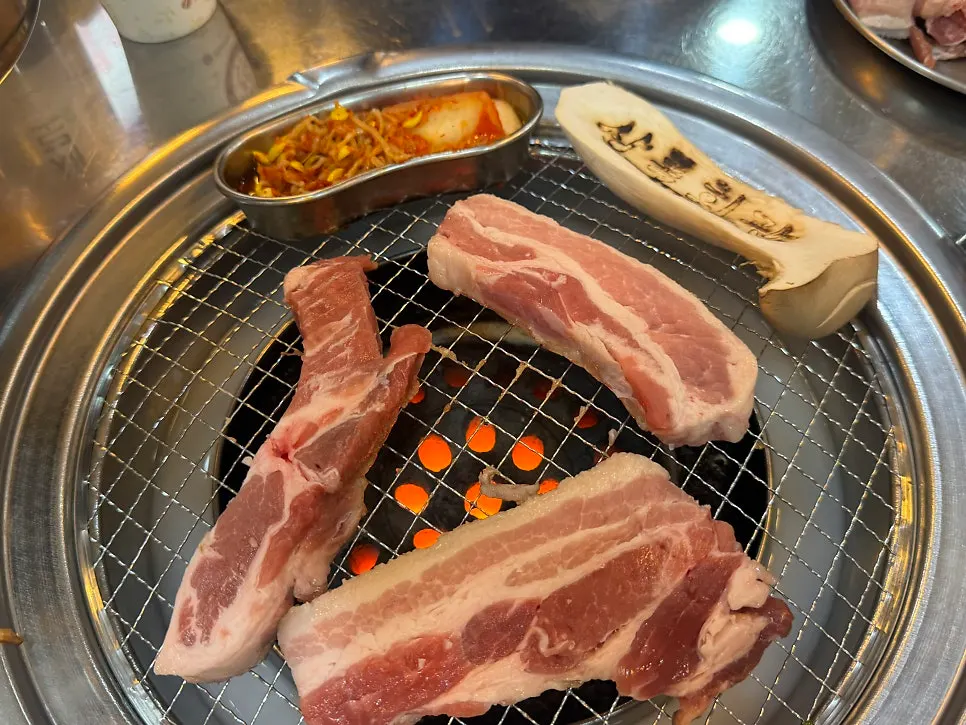 연탄불에 올린 두꺼운 삼겹살