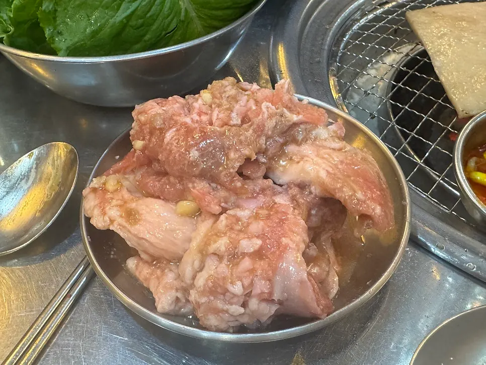 상추에 김치와 콩나물 무침 올린 상추쌈