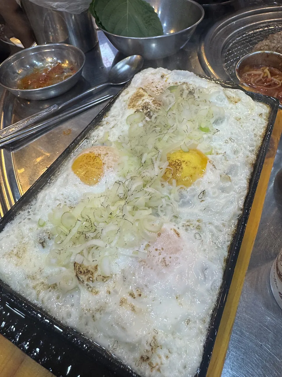 된장찌개와 반숙 계란 후라이 상차림