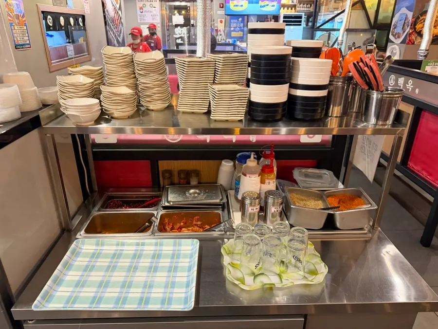 Basic side dishes of cumin seasoning, jasai, fried peanuts, and kimchi