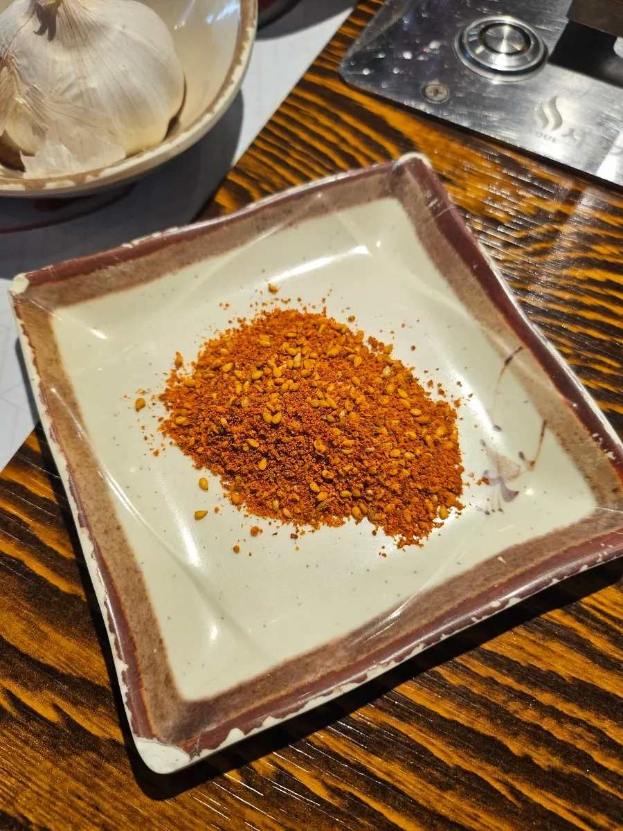 기본찬으로 나온 땅콩과 짜샤이, 김치