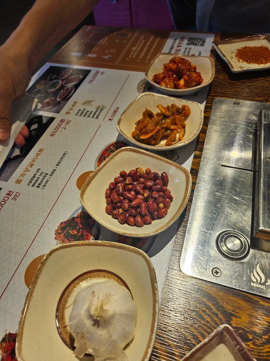 세팅된 기본 반찬과 소스 접시