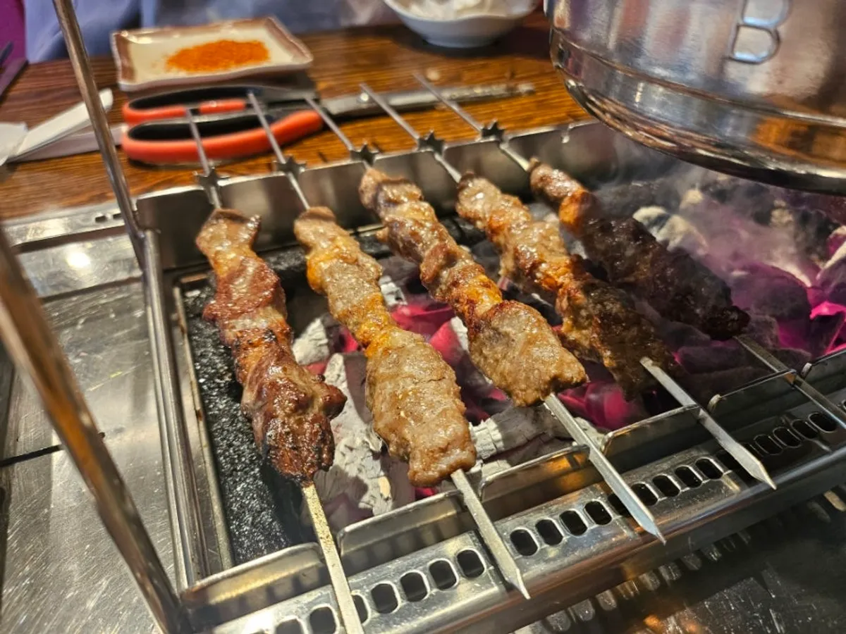 노릇하게 구워진 양꼬치 클로즈업